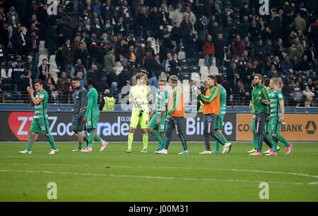 Bremer Spielern danken ihren Fans nach die deutschen Fußball-Bundesliga-Fußball-Spiel zwischen Eintracht Frankfurt und Werder Bremen in der Commerzbank-Arena in Frankfurt Am Main, Deutschland, 7. April 2017. Foto: Hasan Bratic/dpa Stockfoto