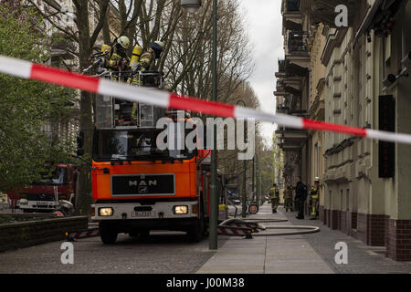 Berlin, Deutschland. 8. April 2017. Im Berliner brach Stadtteil Schöneberg ein Feuer in zwei Wohnungen und das Dach von einem Mietshaus in der Nollendorfstraße. Die Feuerwehr und die Polizei sind im Einsatz mit einem großen Kader. Bildnachweis: Jan Scheunert/ZUMA Draht/Alamy Live-Nachrichten Stockfoto