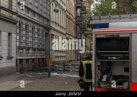 Berlin, Deutschland. 8. April 2017. Im Berliner brach Stadtteil Schöneberg ein Feuer in zwei Wohnungen und das Dach von einem Mietshaus in der Nollendorfstraße. Die Feuerwehr und die Polizei sind im Einsatz mit einem großen Kader. Bildnachweis: Jan Scheunert/ZUMA Draht/Alamy Live-Nachrichten Stockfoto