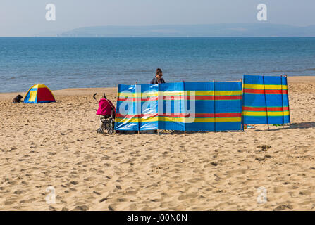 Bournemouth, Dorset, UK. 8. April 2017. UK-Wetter: schönen warmen, sonnigen Tag als Besucher gehen ans Meer machen das Beste aus der Sonne an den Stränden von Bournemouth. Bildnachweis: Carolyn Jenkins/Alamy Live-Nachrichten Stockfoto