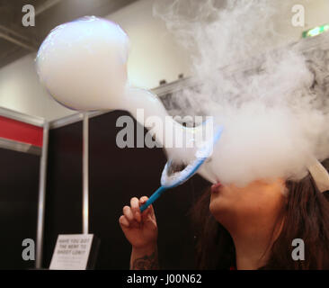 London, UK. 8. April 2017. VAPE Jam UK 2017 zeigen die führende elektronische Zigarette und Vape im Zusammenhang im Vereinigten Königreich zog Tausende von Besuchern in einem streng nicht Tabak rauchen, dh den neuesten in E Ciga und einige der fantastischen Tricks von den besten Vape Tricksters in der Welt, darunter Haie Bend Quallen, Banes, O-Splits, Cloud Chaser und viele weitere @Paul Quezada-Neiman/Alamy Live News Bildnachweis zu bezeugen : Live-Nachrichten Paul Quezada-Neiman/Alamy Stockfoto