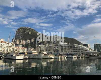 Segelboote und eine Kreuzfahrt Schiff im Yachthafen Ocean Village in Gibraltar, La Línea De La Concepción, Spanien, 22. Oktober 2016. Im Hintergrund ist der Felsen von Gibraltar. Foto: Georg Wendt/dpa Stockfoto