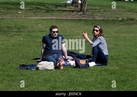 Lonodon, UK. 8. April 2017. Menschen genießen das sonniges Wetter im Park. 8. April 2017. Leute, die Spaß im Hyde Park, London. Bildnachweis: Sebastian Remme/Alamy Live-Nachrichten Stockfoto