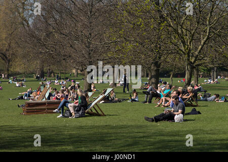 Lonodon, UK. 8. April 2017. Menschen genießen das sonniges Wetter im Park. 8. April 2017. Leute, die Spaß im Hyde Park, London. Bildnachweis: Sebastian Remme/Alamy Live-Nachrichten Stockfoto