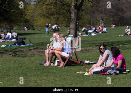 Lonodon, UK. 8. April 2017. Menschen genießen das sonniges Wetter im Park. 8. April 2017. Leute, die Spaß im Hyde Park, London. Bildnachweis: Sebastian Remme/Alamy Live-Nachrichten Stockfoto