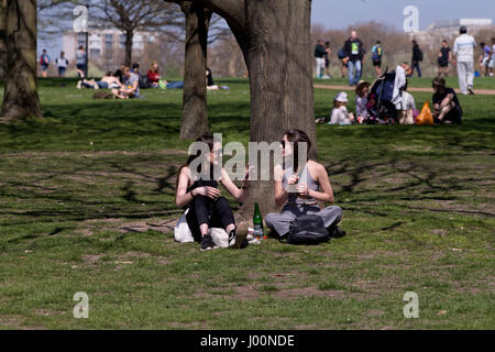 Lonodon, UK. 8. April 2017. Menschen genießen das sonniges Wetter im Park. 8. April 2017. Leute, die Spaß im Hyde Park, London. Bildnachweis: Sebastian Remme/Alamy Live-Nachrichten Stockfoto