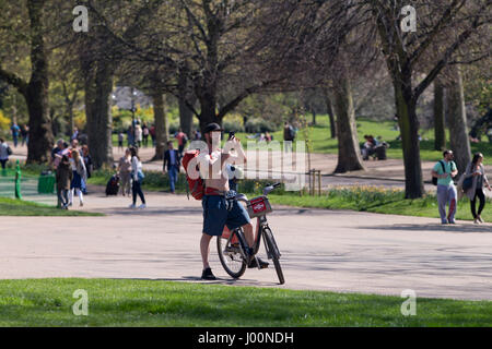 Lonodon, UK. 8. April 2017. Menschen genießen das sonniges Wetter im Park. 8. April 2017. Leute, die Spaß im Hyde Park, London. Bildnachweis: Sebastian Remme/Alamy Live-Nachrichten Stockfoto