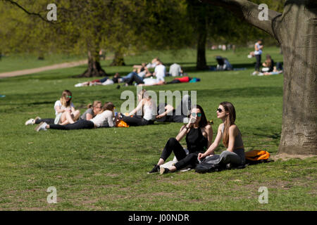 Lonodon, UK. 8. April 2017. Menschen genießen das sonniges Wetter im Park. 8. April 2017. Leute, die Spaß im Hyde Park, London. Bildnachweis: Sebastian Remme/Alamy Live-Nachrichten Stockfoto