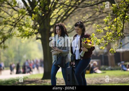 Lonodon, UK. 8. April 2017. Menschen genießen das sonniges Wetter im Park. 8. April 2017. Leute, die Spaß im Hyde Park, London. Bildnachweis: Sebastian Remme/Alamy Live-Nachrichten Stockfoto