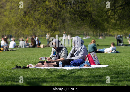 Lonodon, UK. 8. April 2017. Menschen genießen das sonniges Wetter im Park. 8. April 2017. Leute, die Spaß im Hyde Park, London. Bildnachweis: Sebastian Remme/Alamy Live-Nachrichten Stockfoto