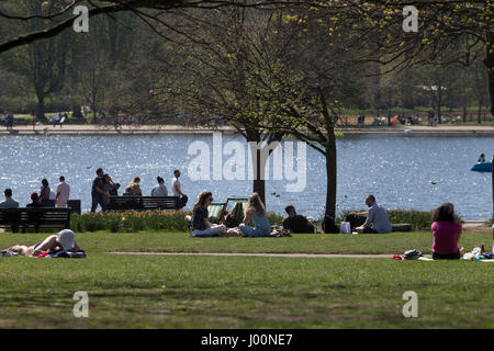 Lonodon, UK. 8. April 2017. Menschen genießen das sonniges Wetter im Park. 8. April 2017. Leute, die Spaß im Hyde Park, London. Bildnachweis: Sebastian Remme/Alamy Live-Nachrichten Stockfoto