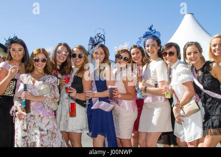 Glamouröse Frauen in ausgefallenen Outfits, Damen in Anzügen, Blumenkleider, Hüte, Stirnbänder und Modeschmuck, die hochwertige Couture tragen, nehmen am Grand National Day Aintree, Liverpool, Merseyside Teil. 8.. April 2017. Das berühmteste Ereignis im Pferderennen-Kalender begrüßt Fashionistas Rennfahrer & Street Style Menschen auf dieser ganz besonderen Parade von Ladies Day Outfits & die feinsten teuren weiblichen Mode. Racegoers wurden aufgefordert, „sich zu „schmartern, um die Veranstaltung „anspruchsvoller ‘“ zu machen, da Tausende von bis zu 90.000 Besuchern an der spektakulären National Hunt Racing Veranstaltung teilnehmen. Stockfoto