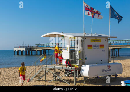 Boscombe, Bournemouth, Dorset, UK. 8. April 2017. UK-Wetter: schönen warmen, sonnigen Tag als Besucher gehen ans Meer machen das Beste aus der Sonne an den Stränden von Bournemouth. RNLI Rettungsschwimmer patrouillieren zurück zum Strand, wie die Temperaturen steigen und mehr Besucher Credit erwartet: Carolyn Jenkins/Alamy Live News Stockfoto