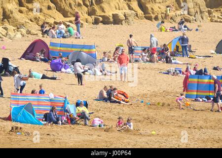 West Bay, Dorset, UK. 8. April 2017. Menschenmassen strömen in West Bay Beach in Dorset gerne was sieht aus wie der wärmste Tag des Jahres. Bildnachweis: Tom Corban/Alamy Live-Nachrichten Stockfoto