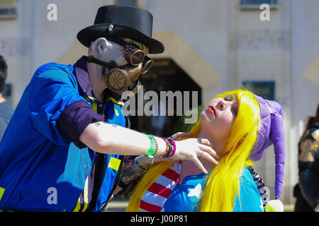 Guildhall Hof. London, UK. 8. April 2017. Spiele-Charaktere einschließlich Videospiele-inspirierten Cosplayer, nehmen Maskottchen und Figuren Teil in Spiele-Festival-Zeichen-Parade. Kitty Mächte, die Drag-Queen-Spiele-Entwickler hinter Kitty Powers' Matchmaker beginnt die Parade in Guildhall. Spiele London ist ein bahnbrechendes neues Programm zu unterstützen, zu wachsen und zu fördern, die Spiele und interaktive Entertainment-Sektor in der britischen Hauptstadt. Bildnachweis: Dinendra Haria/Alamy Live-Nachrichten Stockfoto