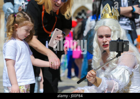 Guildhall Hof. London, UK. 8. April 2017. Spiele-Charaktere einschließlich Videospiele-inspirierten Cosplayer, nehmen Maskottchen und Figuren Teil in Spiele-Festival-Zeichen-Parade. Kitty Mächte, die Drag-Queen-Spiele-Entwickler hinter Kitty Powers' Matchmaker beginnt die Parade in Guildhall. Spiele London ist ein bahnbrechendes neues Programm zu unterstützen, zu wachsen und zu fördern, die Spiele und interaktive Entertainment-Sektor in der britischen Hauptstadt. Bildnachweis: Dinendra Haria/Alamy Live-Nachrichten Stockfoto