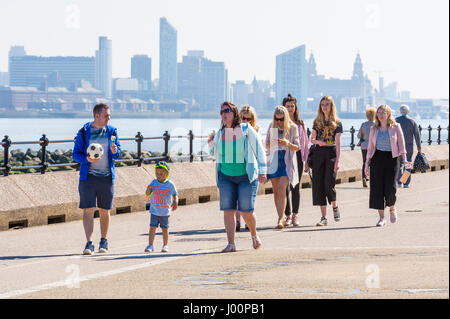 New Brighton, Wirral, UK. 8. April 2017. Menschen genießen das warme Wetter, wie Sommer kommt früh, mit Temperaturen bis zu den hohen Teens in New Brighton, Wirral, UK. Bildnachweis: Paul Warburton/Alamy Live-Nachrichten Stockfoto