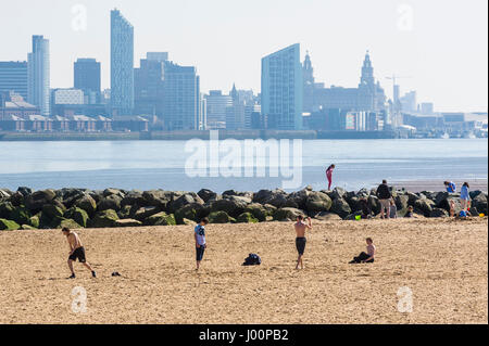 New Brighton, Wirral, UK. 8. April 2017. Menschen genießen das warme Wetter, wie Sommer kommt früh, mit Temperaturen bis zu den hohen Teens in New Brighton, Wirral, UK. Bildnachweis: Paul Warburton/Alamy Live-Nachrichten Stockfoto