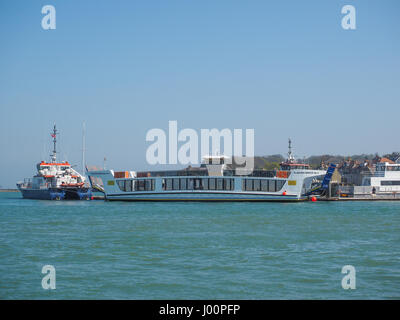 Cowes, Isle of Wight, Großbritannien. 8 Apr, 2017. Die neue £ 3,2 Mio. Kette Fähre schwimmende Brücke Nr. 6 ist über den Solent in Cowes Hafen Hafen geschleppt und günstig in East Cowes warten in den neu adaptierten Quays entfernt werden Autos und Passagiere über zwischen Ost und West Cowes, da für die nächsten Monat bereit zu sein. Stockfoto