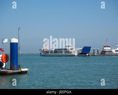 Cowes, Isle of Wight, Großbritannien. 8 Apr, 2017. Die neue £ 3,2 Mio. Kette Fähre schwimmende Brücke Nr. 6 ist über den Solent in Cowes Hafen Hafen geschleppt und günstig in East Cowes warten in den neu adaptierten Quays entfernt werden Autos und Passagiere über zwischen Ost und West Cowes, da für die nächsten Monat bereit zu sein. Stockfoto