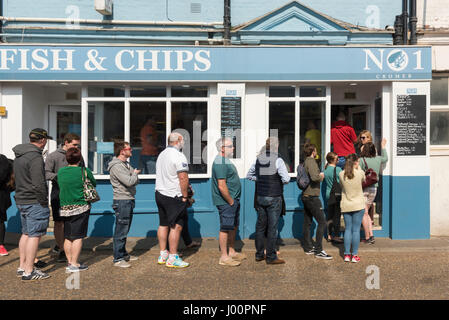 Cromer Norfolk UK 8. April 2017.  Menschen Sie Warteschlange für Fish And Chips und genießen Sie den herrlichen Sonnenschein in warmen Frühlingswetter. Stiegen die Temperaturen bis 19 Grad Celsius, aber es war ein kühler Wind. Das schöne Wetter wird voraussichtlich über das Wochenende weiter. Kredit Julian Eales/Alamy Live-Nachrichten Stockfoto