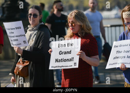 Southbank, London, UK. 8. April 2017. Eine Gruppe von Tierrechten Demonstranten außerhalb der ITV Studios Protest gegen den Tod der Pferde im Rennen. Bildnachweis: Matthew Chattle/Alamy Live-Nachrichten Stockfoto