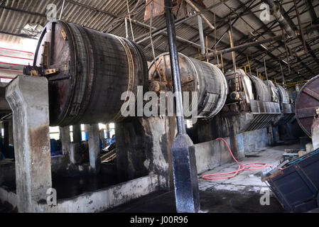 Dhaka, Bangladesch. 8. April 2017. Am 8. April 2017 sieht man Maschinen eingewickelt in einer Gerberei aus Bangladesch in Dhaka. Eine Viertel der historischen Lederverarbeitung in Bangladesch zu den am stärksten verschmutzten Orten auf der Erde einmal beschriftet wurde per Gerichtsbeschluss am 6. April in einem Grundsatzurteil zum Schutz einer wichtigen Wasserstraße geschlossen. Naturschützer kämpfen seit Jahren, den Jahrhunderte alten Gerberviertel in der Hauptstadt Dhaka, welche Pumpen Tausende von Litern giftiger Abfälle direkt in der Stadt die wichtigsten Fluss auf einer täglichen Basis zu schließen. Bildnachweis: Mamunur Rashid/Alamy Live-Nachrichten Stockfoto