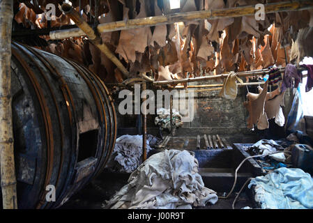 Dhaka, Bangladesch. 8. April 2017. Am 8. April 2017 sieht man Maschinen eingewickelt in einer Gerberei aus Bangladesch in Dhaka. Eine Viertel der historischen Lederverarbeitung in Bangladesch zu den am stärksten verschmutzten Orten auf der Erde einmal beschriftet wurde per Gerichtsbeschluss am 6. April in einem Grundsatzurteil zum Schutz einer wichtigen Wasserstraße geschlossen. Naturschützer kämpfen seit Jahren, den Jahrhunderte alten Gerberviertel in der Hauptstadt Dhaka, welche Pumpen Tausende von Litern giftiger Abfälle direkt in der Stadt die wichtigsten Fluss auf einer täglichen Basis zu schließen. Bildnachweis: Mamunur Rashid/Alamy Live-Nachrichten Stockfoto