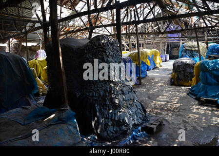 Dhaka, Bangladesch. 8. April 2017. Am 8. April 2017 sieht man Maschinen eingewickelt in einer Gerberei aus Bangladesch in Dhaka. Eine Viertel der historischen Lederverarbeitung in Bangladesch zu den am stärksten verschmutzten Orten auf der Erde einmal beschriftet wurde per Gerichtsbeschluss am 6. April in einem Grundsatzurteil zum Schutz einer wichtigen Wasserstraße geschlossen. Naturschützer kämpfen seit Jahren, den Jahrhunderte alten Gerberviertel in der Hauptstadt Dhaka, welche Pumpen Tausende von Litern giftiger Abfälle direkt in der Stadt die wichtigsten Fluss auf einer täglichen Basis zu schließen. Bildnachweis: Mamunur Rashid/Alamy Live-Nachrichten Stockfoto