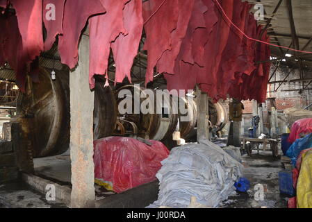 Dhaka, Bangladesch. 8. April 2017. Am 8. April 2017 sieht man Maschinen eingewickelt in einer Gerberei aus Bangladesch in Dhaka. Eine Viertel der historischen Lederverarbeitung in Bangladesch zu den am stärksten verschmutzten Orten auf der Erde einmal beschriftet wurde per Gerichtsbeschluss am 6. April in einem Grundsatzurteil zum Schutz einer wichtigen Wasserstraße geschlossen. Naturschützer kämpfen seit Jahren, den Jahrhunderte alten Gerberviertel in der Hauptstadt Dhaka, welche Pumpen Tausende von Litern giftiger Abfälle direkt in der Stadt die wichtigsten Fluss auf einer täglichen Basis zu schließen. Bildnachweis: Mamunur Rashid/Alamy Live-Nachrichten Stockfoto