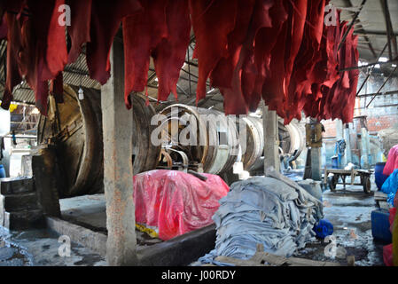 Dhaka, Bangladesch. 8. April 2017. Am 8. April 2017 sieht man Maschinen eingewickelt in einer Gerberei aus Bangladesch in Dhaka. Eine Viertel der historischen Lederverarbeitung in Bangladesch zu den am stärksten verschmutzten Orten auf der Erde einmal beschriftet wurde per Gerichtsbeschluss am 6. April in einem Grundsatzurteil zum Schutz einer wichtigen Wasserstraße geschlossen. Naturschützer kämpfen seit Jahren, den Jahrhunderte alten Gerberviertel in der Hauptstadt Dhaka, welche Pumpen Tausende von Litern giftiger Abfälle direkt in der Stadt die wichtigsten Fluss auf einer täglichen Basis zu schließen. Bildnachweis: Mamunur Rashid/Alamy Live-Nachrichten Stockfoto