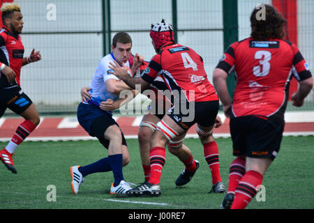 Gibraltar und schlagen, 8. April 2017 - Gibraltar Finnland 22-17 im Victoria-Stadion in Gibraltar bei einer späten versuchen Umwandlung nach trailing in Richtung der zweiten Hälfte des Spiels. Dies war Gibraltars erste freundliche internationale Rugby-Spiel gegen die finnische Mannschaft. Bildnachweis: Stephen Ignacio/Alamy Live-Nachrichten Stockfoto