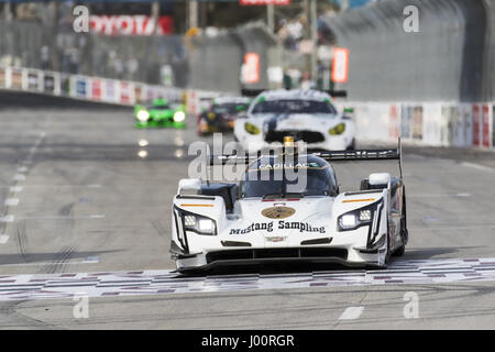 Long Beach, Kalifornien, USA. 7. April 2017. 7. April 2017 - Long Beach, Kalifornien, USA: The Mustang Sampling Racing Cadillac DPI Autorennen durch die Kurven im Bubba Burger Sports Car Grand Prix in Long Beach an Straßen von Long Beach in Long Beach, Kalifornien. Bildnachweis: Walter G Arce Sr Asp Inc/ASP/ZUMA Draht/Alamy Live-Nachrichten Stockfoto