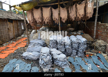 Dhaka, Bangladesch. 8. April 2017. Am 8. April 2017 sieht man Maschinen eingewickelt in einer Gerberei aus Bangladesch in Dhaka. Eine Viertel der historischen Lederverarbeitung in Bangladesch zu den am stärksten verschmutzten Orten auf der Erde einmal beschriftet wurde per Gerichtsbeschluss am 6. April in einem Grundsatzurteil zum Schutz einer wichtigen Wasserstraße geschlossen. Naturschützer kämpfen seit Jahren, den Jahrhunderte alten Gerberviertel in der Hauptstadt Dhaka, welche Pumpen Tausende von Litern giftiger Abfälle direkt in der Stadt die wichtigsten Fluss auf einer täglichen Basis zu schließen. Bildnachweis: Mamunur Rashid/Alamy Live-Nachrichten Stockfoto