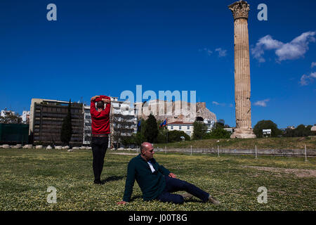 Athen, Griechenland. 8. April 2017. Die Künstlergruppe Prinz Gholam stellt der Leistung "Meine süße Land" im Rahmen der Documenta 14 vor dem Tempel des Olympischen Zeus in Athen, Griechenland, 8. April 2017. Foto: Angelos Tzortzinis/Dpa/Alamy Live-Nachrichten Stockfoto