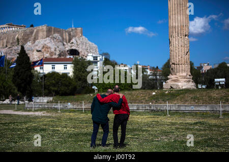 Athen, Griechenland. 8. April 2017. Die Künstlergruppe Prinz Gholam stellt der Leistung "Meine süße Land" im Rahmen der Documenta 14 vor dem Tempel des Olympischen Zeus in Athen, Griechenland, 8. April 2017. Foto: Angelos Tzortzinis/Dpa/Alamy Live-Nachrichten Stockfoto