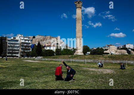 Athen, Griechenland. 8. April 2017. Die Künstlergruppe Prinz Gholam stellt der Leistung "Meine süße Land" im Rahmen der Documenta 14 vor dem Tempel des Olympischen Zeus in Athen, Griechenland, 8. April 2017. Foto: Angelos Tzortzinis/Dpa/Alamy Live-Nachrichten Stockfoto