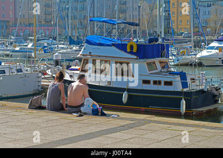 Bristol, UK. 8. April 2017. Großbritannien Wetter. Menschen und ihre Boote Yachten die Hitzewelle in der Portishead Marina genießen. Immer bereit, nach einer Wartezeit in den Dock-Toren zu segeln. Pflicht von Kreditlinie: Robert Timoney/Alamy Live-Nachrichten Stockfoto