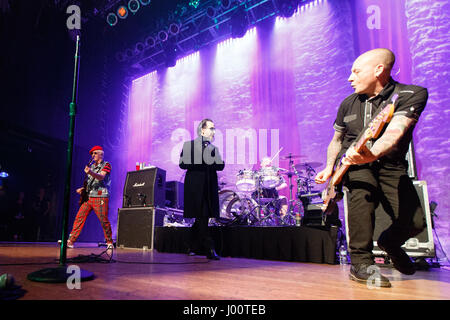 San Diego, Kalifornien. 7. April 2017. Bassist Stu West führt mit der Verdammten im House of Blues. Hinter ihm sind Gitarrist Captain Sensible, Dave Vanion, Sänger und Schlagzeuger Prise. London im Jahr 1976 gegründet ist auf ihren 40. Jubiläums-Tour The Damned. Stockfoto