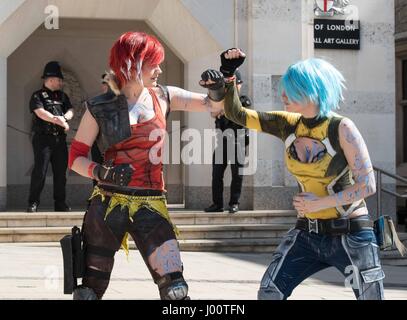 London, 8. April 2017, London Games Festival Parade, Cosplayer mock Kampf sah durch die City of London Police Stockfoto