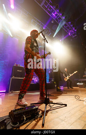 San Diego, Kalifornien. 27. April 2017. Gitarrist Captain Sensible führt mit The Damned im House of Blues. 1976 in London gegründet, ist The Damned auf einem 40. Jubiläums-Tour. Zusammen mit Sänger Dave Vanion ist Captain Sensible eines der Gründungsmitglieder der Band. Stockfoto