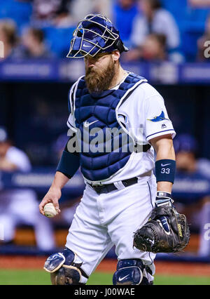 Tropicana Field. 7. April 2017. Florida, USA-Tampa Bay Rays Catcher Derek Norris (33) im Spiel zwischen der Blue Jays und die Sonnenstrahlen im Tropicana Field. Del Mecum/CSM/Alamy Live-Nachrichten Stockfoto