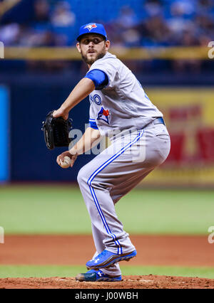 Tropicana Field. 7. April 2017. Florida, USA-Toronto Blue Jays Entlastung Krug Dominic Leone (51) im Spiel zwischen der Blue Jays und die Sonnenstrahlen im Tropicana Field. Del Mecum/CSM/Alamy Live-Nachrichten Stockfoto