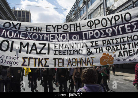 Athen, Griechenland. 8. April 2017. Linke März riefen Parolen gegen Faschismus und Golden Dawn. Griechischen Studenten Alexis Lazaris wurde vor kurzem schlecht geschlagen und unbewusste, verließ, von Neonazis angegriffen. Goldenes Dawn Mitglied Christos Zervas wurde in Haft mit Raub und Körperverletzung gestellt, nachdem er als einer der Angreifer identifiziert wurde. Bildnachweis: Nikolas Georgiou/ZUMA Draht/Alamy Live-Nachrichten Stockfoto