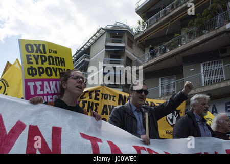 Athen, Griechenland. 8. April 2017. Linke März riefen Parolen gegen Faschismus und Golden Dawn. Griechischen Studenten Alexis Lazaris wurde vor kurzem schlecht geschlagen und unbewusste, verließ, von Neonazis angegriffen. Goldenes Dawn Mitglied Christos Zervas wurde in Haft mit Raub und Körperverletzung gestellt, nachdem er als einer der Angreifer identifiziert wurde. Bildnachweis: Nikolas Georgiou/ZUMA Draht/Alamy Live-Nachrichten Stockfoto