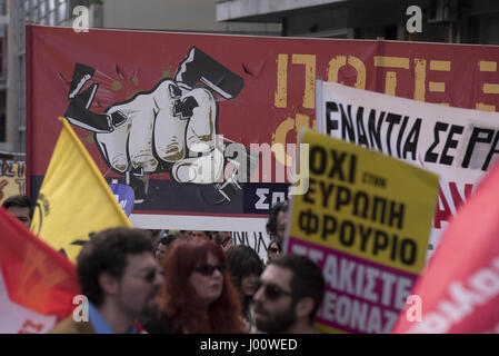 Athen, Griechenland. 8. April 2017. Linke März riefen Parolen gegen Faschismus und Golden Dawn. Griechischen Studenten Alexis Lazaris wurde vor kurzem schlecht geschlagen und unbewusste, verließ, von Neonazis angegriffen. Goldenes Dawn Mitglied Christos Zervas wurde in Haft mit Raub und Körperverletzung gestellt, nachdem er als einer der Angreifer identifiziert wurde. Bildnachweis: Nikolas Georgiou/ZUMA Draht/Alamy Live-Nachrichten Stockfoto