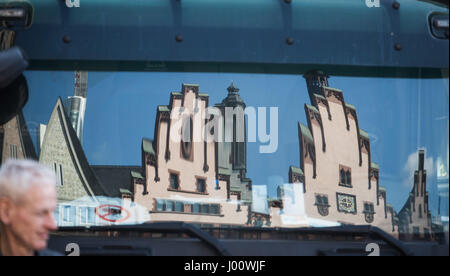 Ein Spiegelbild der "Römer", das historische Rathaus der Stadt, ist in der Windschutzscheibe von einem LKW Parket in Frankfurt/Main, Deutschland, 30. März 2017 verzerrt. Foto: Frank Rumpenhorst/dpa Stockfoto