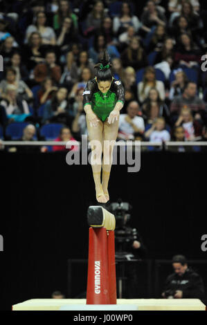 London, UK. 8. April 2017. Ana Perez (ESP) im Wettbewerb mit den Balkenquerschnitt der iPro World Cup Gymnastik-Wettbewerb an der O2 Arena, London, UK.  Der World Cup der Gymnastik ist eine spannende Veranstaltung mit einigen der weltweit besten Turner wie sie mit den Frauen kämpft sie sich über vier Disziplinen (Tresor, Stufenbarren, Balken und Boden) in einem prestigeträchtigen "Allround" Wettbewerb konkurrieren. Bildnachweis: Michael Preston/Alamy Live-Nachrichten Stockfoto