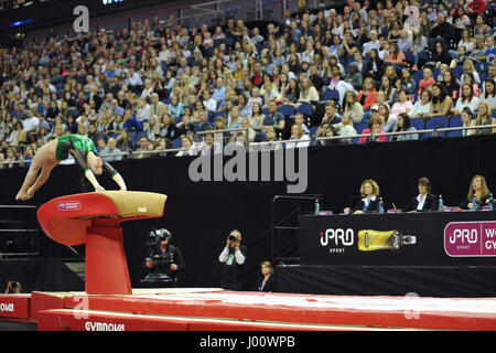 London, UK. 8. April 2017. Ana Perez (ESP) im Wettbewerb im Bereich Tresor der iPro World Cup Gymnastik-Wettbewerb an der O2 Arena, London, UK.  Der World Cup der Gymnastik ist eine spannende Veranstaltung mit einigen der weltweit besten Turner wie sie mit den Frauen kämpft sie sich über vier Disziplinen (Tresor, Stufenbarren, Balken und Boden) in einem prestigeträchtigen "Allround" Wettbewerb konkurrieren. Bildnachweis: Michael Preston/Alamy Live-Nachrichten Stockfoto