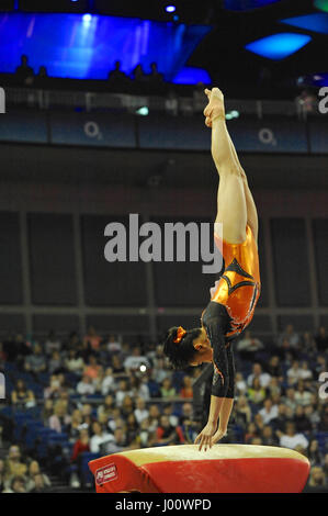 London, UK. 8. April 2017. Jinru Liu (CHN) im Wettbewerb im Bereich Tresor der iPro World Cup Gymnastik-Wettbewerb an der O2 Arena, London, UK.  Der World Cup der Gymnastik ist eine spannende Veranstaltung mit einigen der weltweit besten Turner wie sie mit den Frauen kämpft sie sich über vier Disziplinen (Tresor, Stufenbarren, Balken und Boden) in einem prestigeträchtigen "Allround" Wettbewerb konkurrieren. Bildnachweis: Michael Preston/Alamy Live-Nachrichten Stockfoto